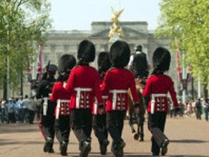 Foto genérica de tropa da guarda real em frente 
ao palácio de Buckingham (Foto: BBC)