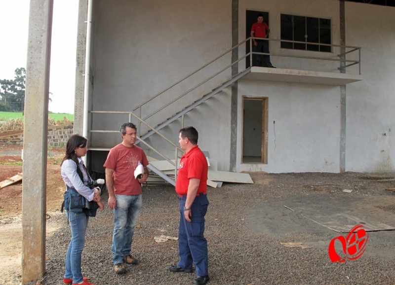 Reporter do DC acompanhado do Comandante da unidade e fotografa. Foto: www.campoere_1.com