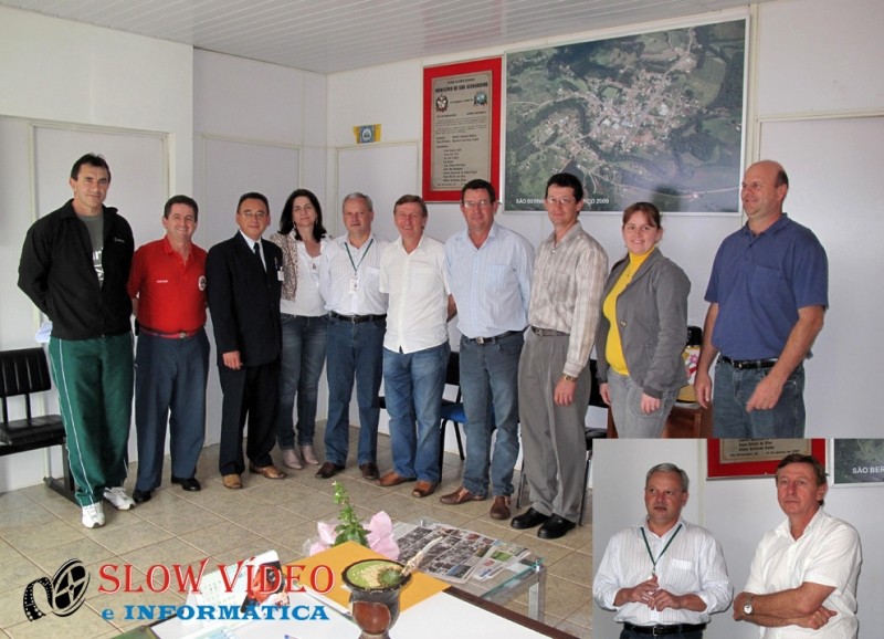 Convênio foi formalizado hoje. No destaque o gerente Wolkweis e o prefeito Walker
