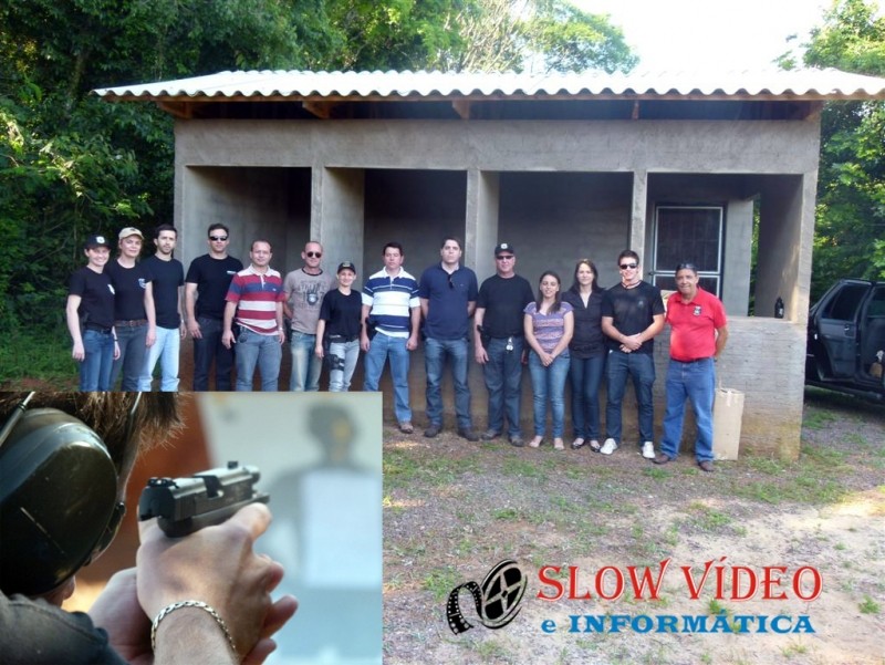 Policiais recebem novo armamento, no detalhe a nova arma