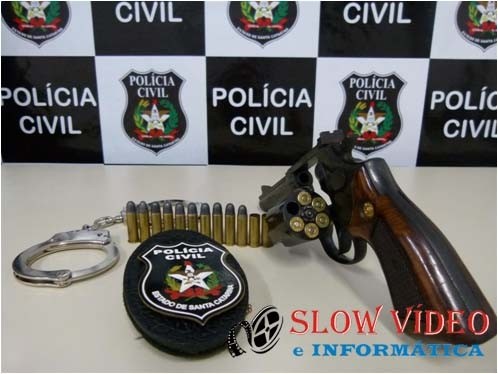 Arma e munições apreendidas.