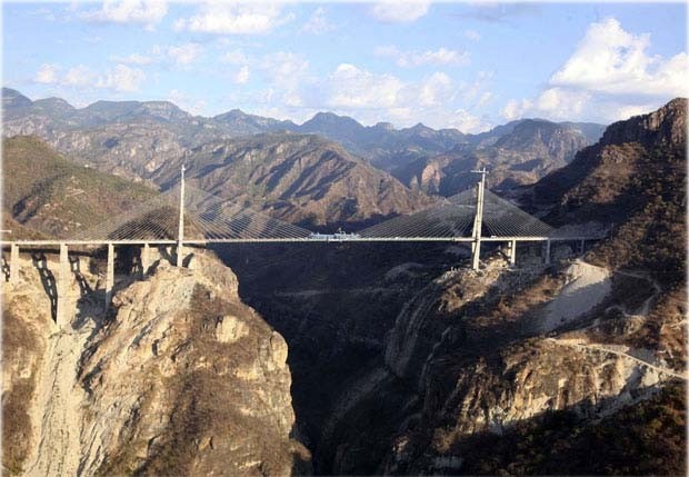 Vista aérea da ponte Baluarte Bicentenário, no México (Foto: Reuters/Alfredo Guerrero/Presidência do México)