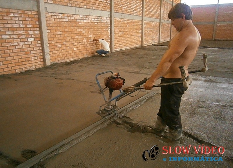 Piso esta sendo concretado no novo ginásio.