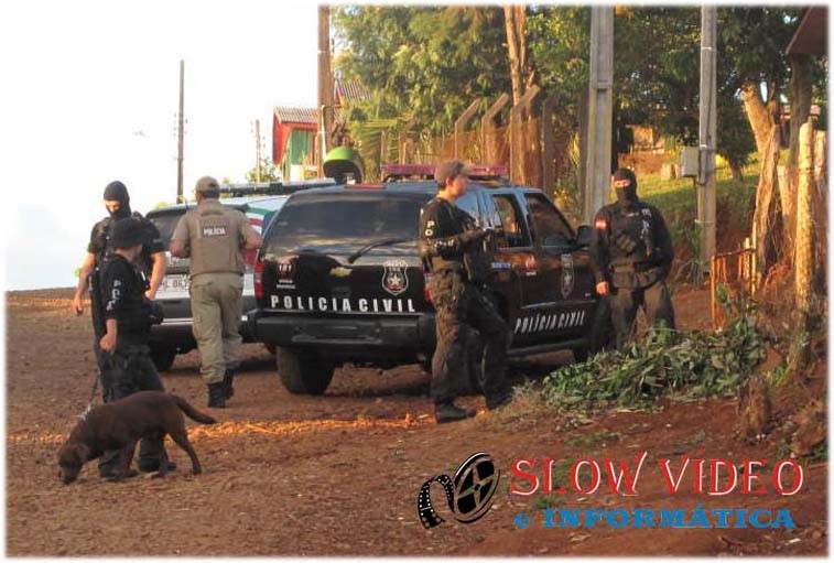 Operação foi em busca de armas e drogas. Fotos exclusivas -  www.campoere_1.com