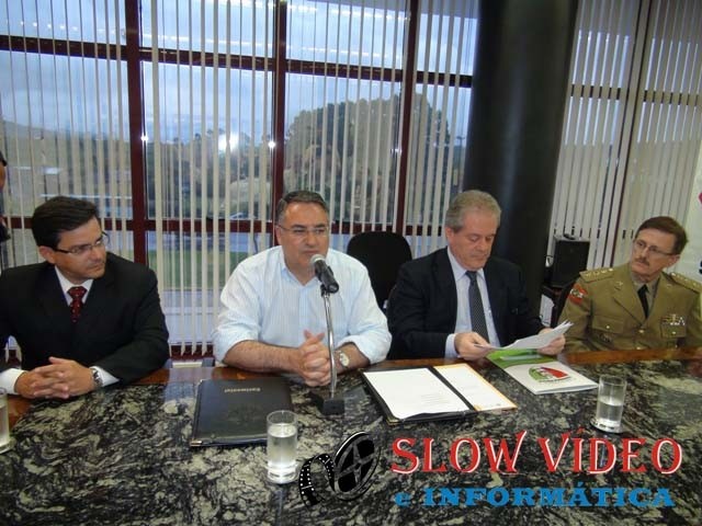 Autoridades estaduais no momento da assinatura do ato de nomeação.