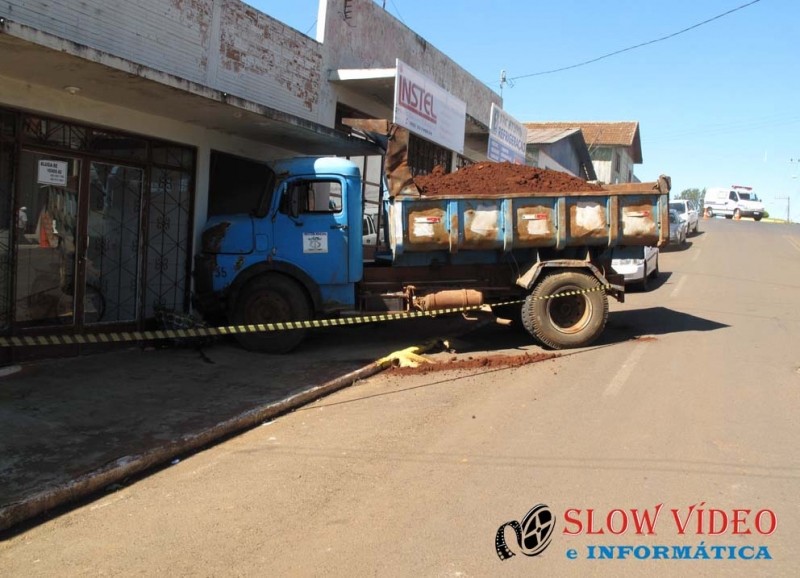 Mulher foi prensada pelo caminhão. Foto: www.campoere_1.com
