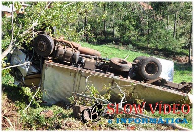 Caminhão ficou completamente destruido. Foto: Foto Faccione - Anchieta SC
