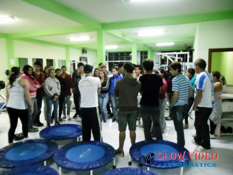 Alunos durante a visita na academia.