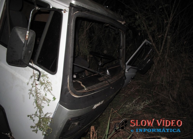 Veiculo saiu da pista e desceu numa ribanceira. Fotos: www.campoere_1.com