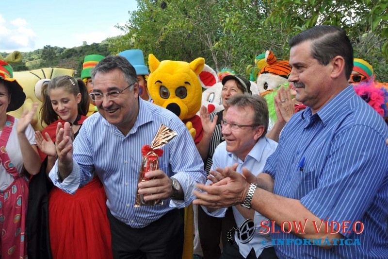 Governador assina edital. Foto Faccione Produções - Anchieta