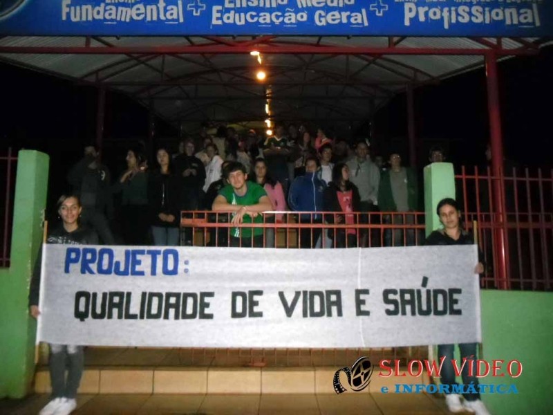 Alunos, professores e gestores participaram da caminhada