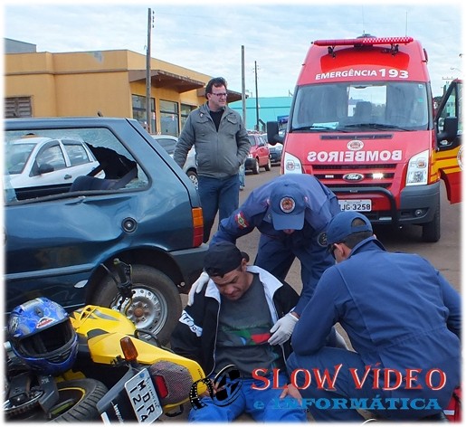 Acidente no centro envolveu moto e veiculo Foto www.campoere_1.com (1)