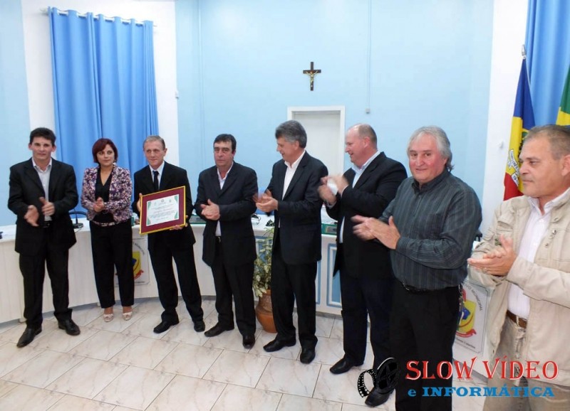 Vereadores fazem a entrega do titulo. Foto: www.campoere_1.com