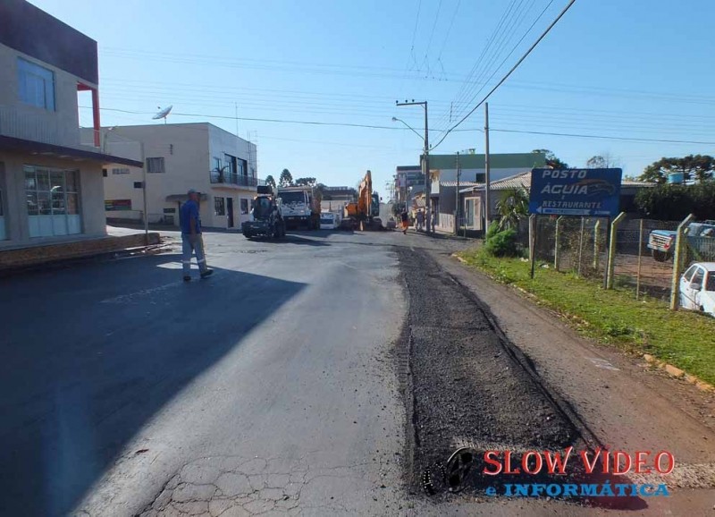 Máquinas trabalham na revitalização da rua. Foto: www.campoere_1.com