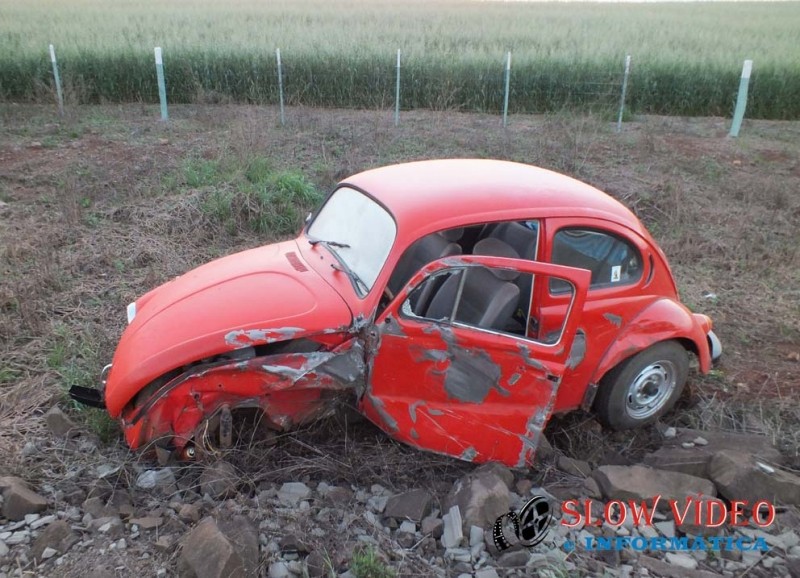 Acidente entre fusca e caminhão. Foto www.campoere_1.com