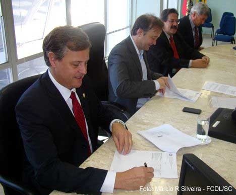 Momento da assinatura do convêncio. Foto: FCDL