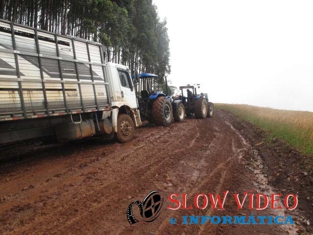 Caminhão teve ajuda de 2 tratores 