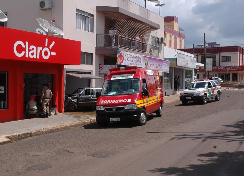 Homens perderam o controle do veiculo e foram presos. Foto: Jornal DR/Felipe Alípio.
