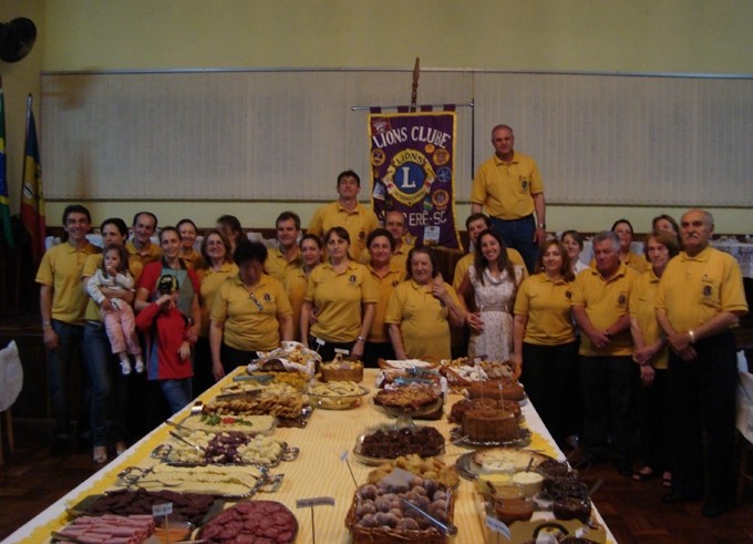 Voluntários organizam rodizio de pizza