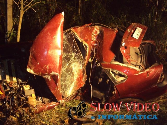 Vectra ficou completamente destruido com o impacto.