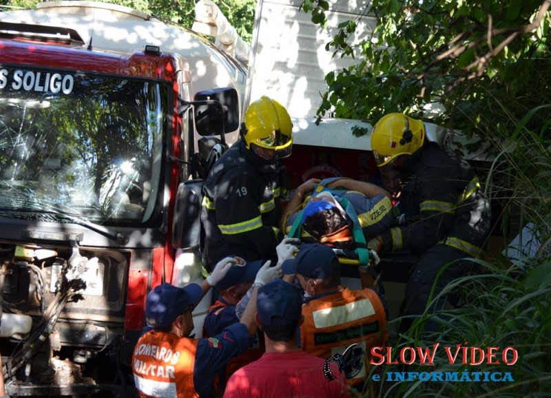 Motorista ferido em acidente. Foto BM Chapeco (1)