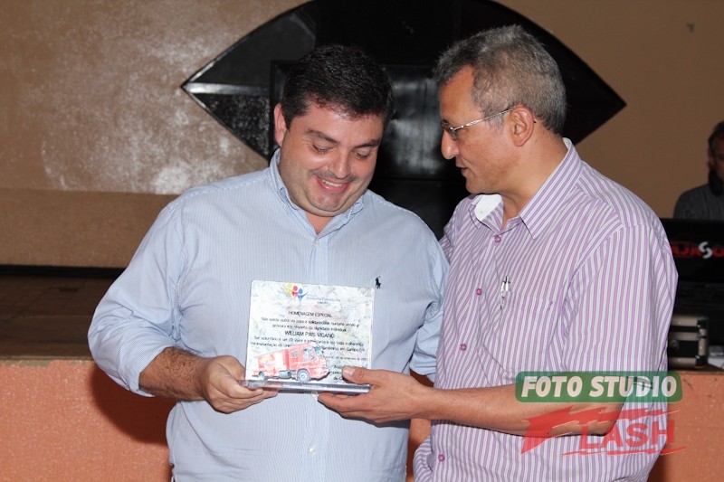 Nicolao presidente eleito entrega homenagem a Willian que deixa o cargo. Foto: Flash