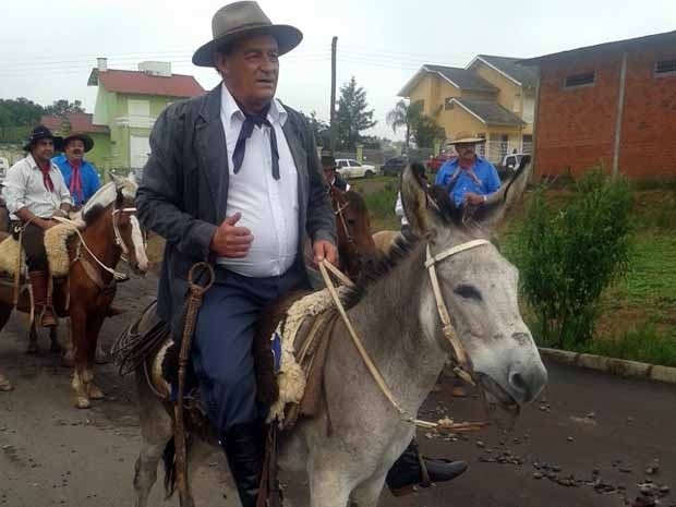 Prefeito chegou para a posse montado em um burro em Passa Sete (Foto: Tiago Guedes/RBS TV)