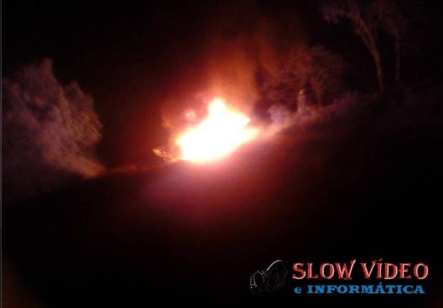 Foto do veiculo em chamas tirada por um internauta.