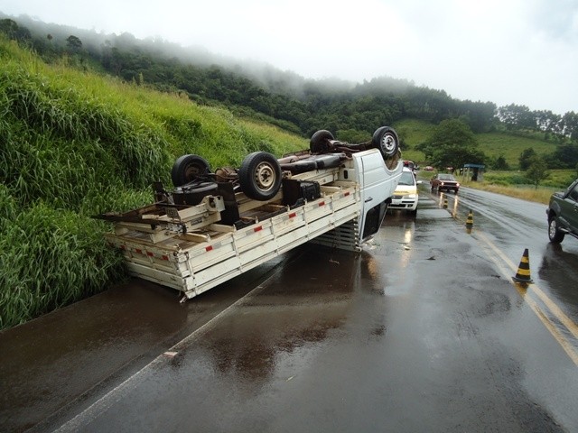 Veiculo ficou tombado sobre a pista. Foto: www.campoere_1.com