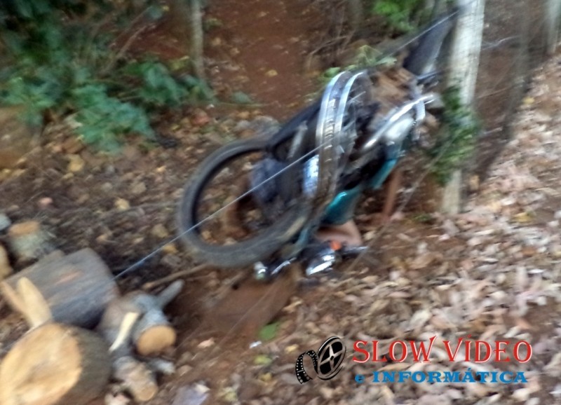 Motocicleta ficou danificada com o acidente. Foto: www.campoere_1.com