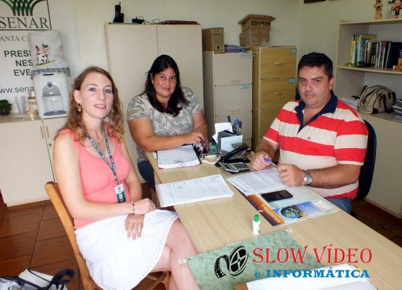 Graziane (Senar), Silvia (secretária) e William (presidente) no momento da entrega da dcumentação. Foto: www.campoere_1.com