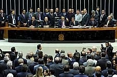 Deputados aprovaram projeto que acaba com a ajuda conhecida como 14º e 15º salários.