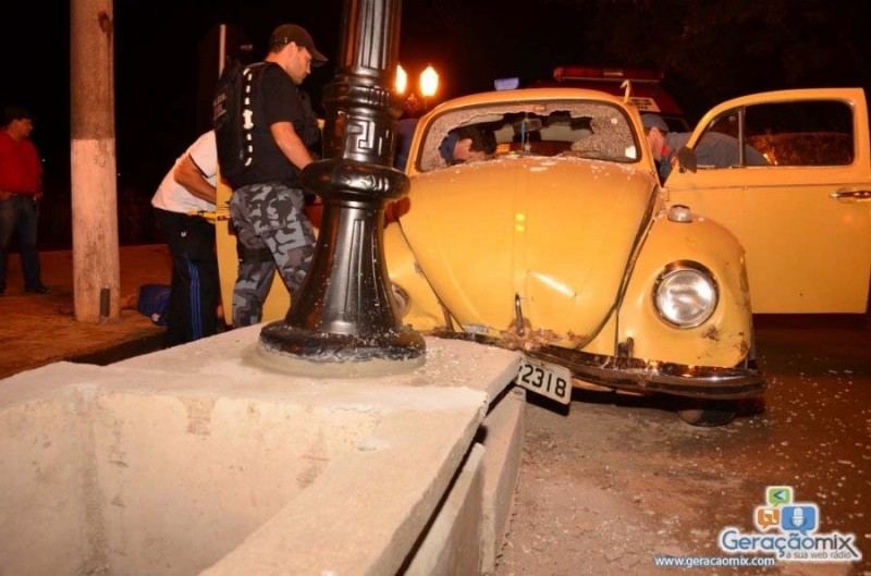 Fusca colidiu em poste. Foto Geração Mix
