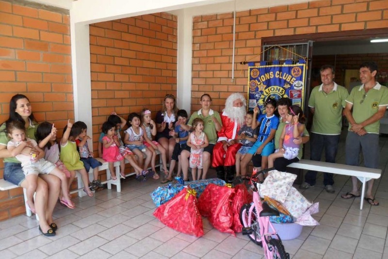 Equipe do clube com crianças da Casa Lar. Foto: Divulgação