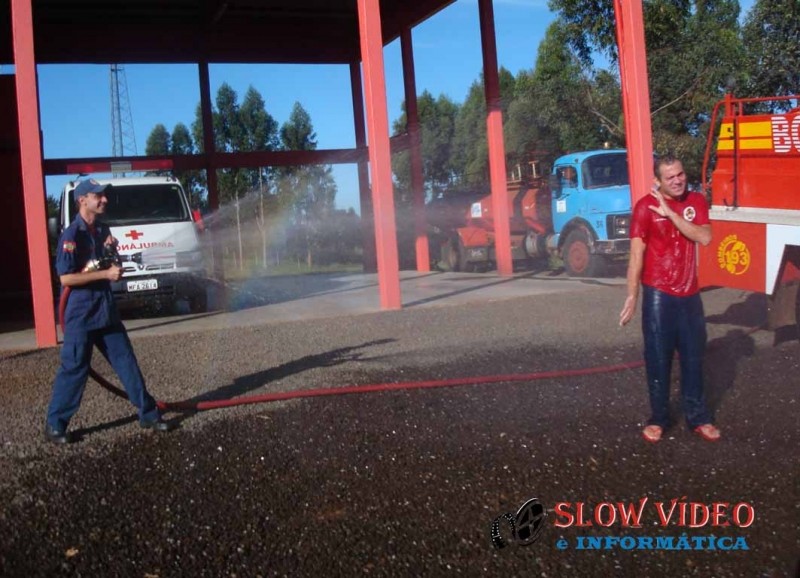 Banho faz parte da tradição do bombeiros.