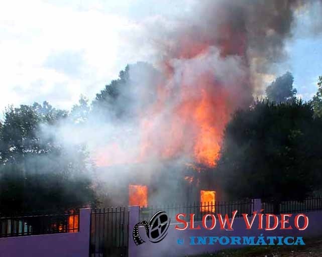 Casa foi completamente destruida pelo fogo. Foto www.campoere_1.com 