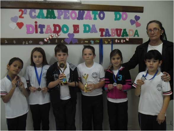 Professora com alunos. Foto: divulgação