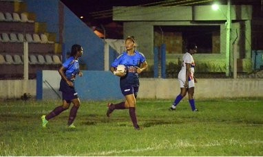 Carol Baiana, com a bola, marcou 15 gols na goleada história do Vitória.