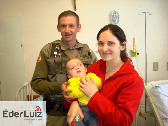 O soldado Baesso, com o bebê Pedro Witor Herpch e sua mãe, Fernanda Lúcia Herpch