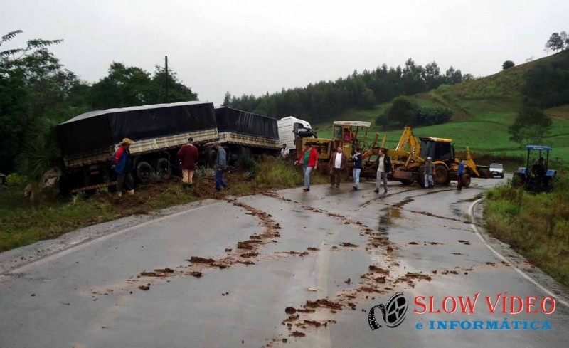 Caminhão saiu da pista e só conseguiu sair com auxilio de máquinas. Foto: www.campoere_1.com