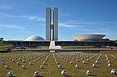 Luis Macedo / Câmara dos Deputados 
Manifestação no Gramado do Congresso 
As bolas enfileiradas no gramado do Congresso.