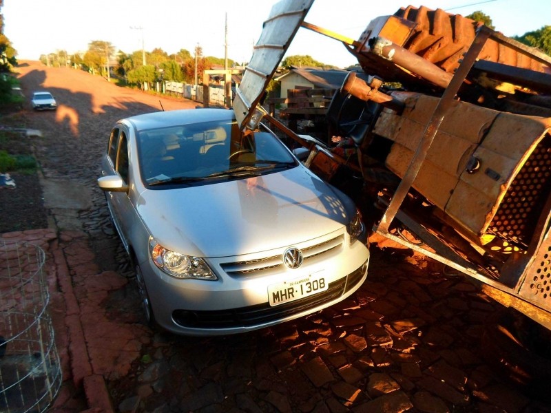 Trator ficou escorado do veiculo. Foto rede social