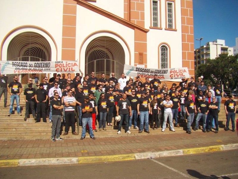 Reunidos policiais aprovam paralisação: Foto: divulgação