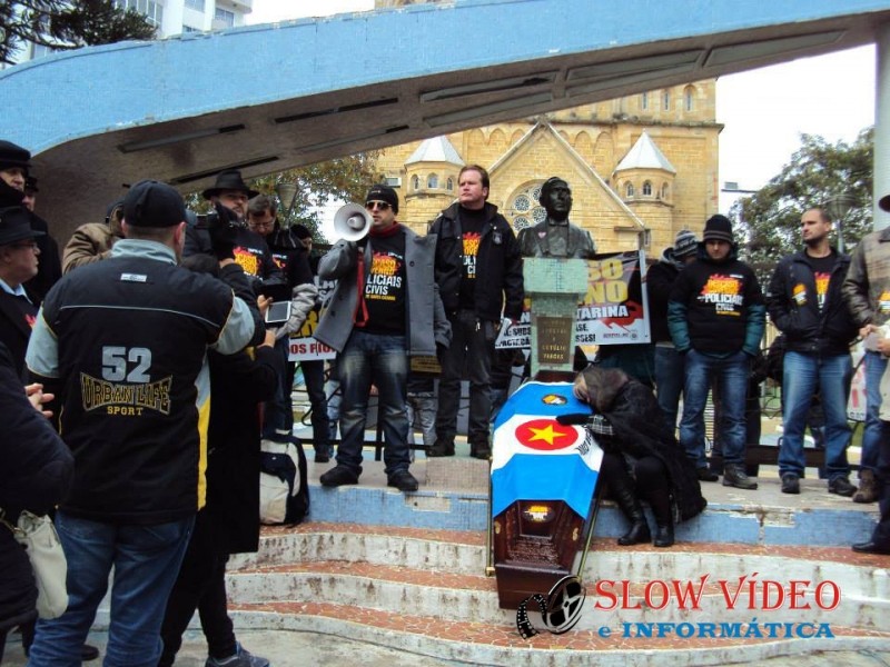 Enterro simbólico da PCSC em Lages Foto: divulgação