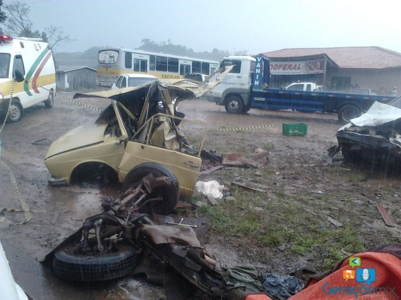 Veículos ficaram destruídos com o choque. Foto: Geração Mix