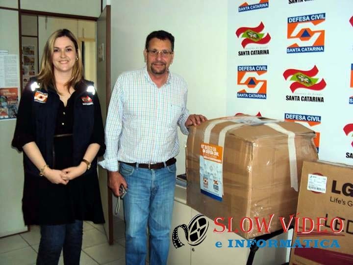Locateli recebe o kit da defesa civil. Foto: divulgação