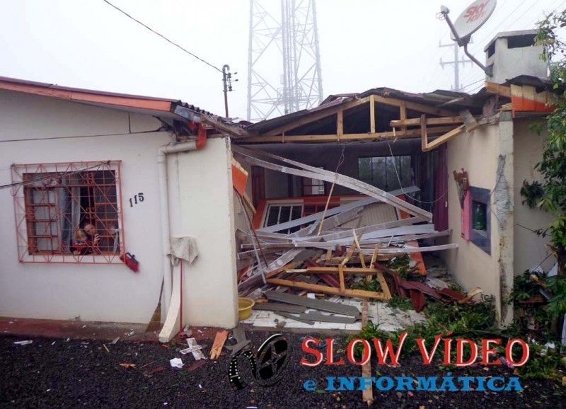 Residência e veículos foram danificados. Foto cedidas pela PM de São Lourenço aa site www.campoere_1.com