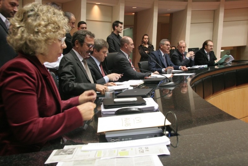 Deputados membros da Comissão de Constituição e Justiça, durante a reunião desta terça (17). Foto: divulgação