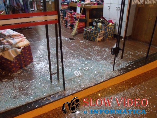Vidro foi quebrado com pedra. Foto: divulgação/PM