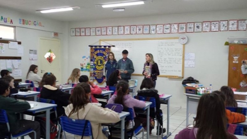 Distribuição das cartilhas. Foto: divulgação
